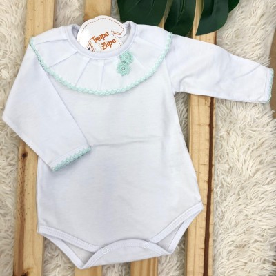   body branco com gola bordada flor de crochê verde água